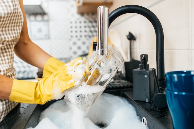 woman washing dishes